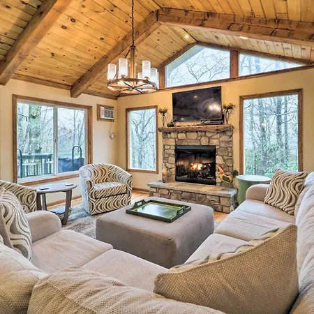 Idyllic Newland Cottage With Pool And Lake Access!